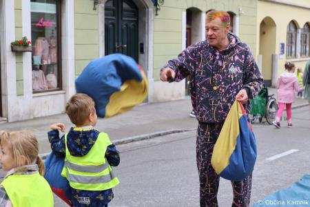 Otroci kamniških šol in vrtcev rajali na Glavnem trgu in se učili o trajnostni mobilnosti (74)